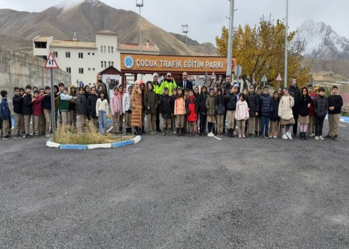 Çocuk trafik eğitim parkında trafik eğitimi