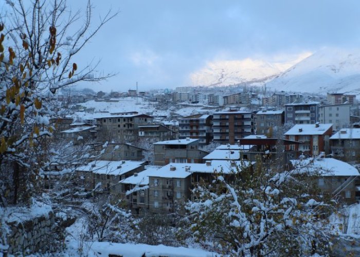 Hakkari’de kar yağışı yerini soğuk havaya bıraktı