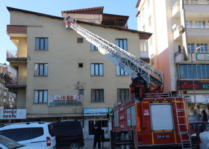 İtfaiye ekibi tehlikeli buzları indirdi