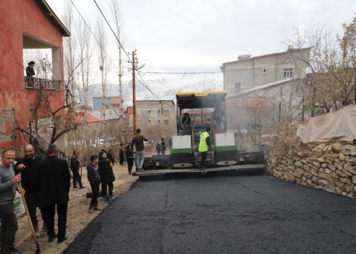 Hakkari'de asfalt çalışmaları hız kesmeden devam ediyor