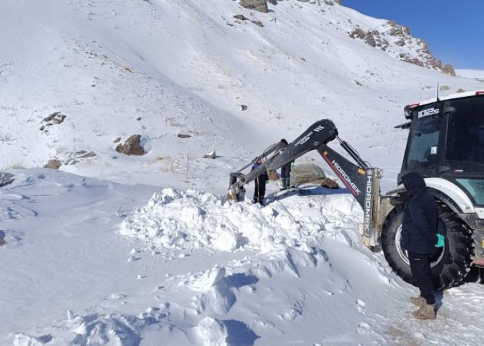 Hakkari'de karlı yolları aşıp su arızası giderdiler