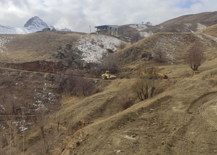 Hakkari'de yol onarımları devam ediyor