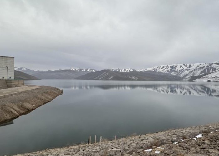 Yüksekova Dilimli Barajı'nda su seviyesi düştü.