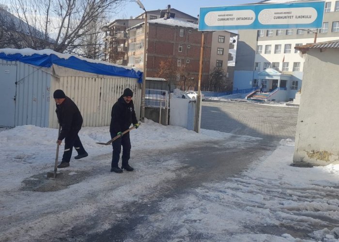 Hakkari'de buz tutan yollar tuzlanıyor