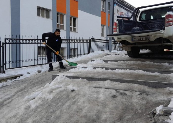 Hakkari'de Sibirya Soğukları: Yollar ve merdivenler buz tuttu