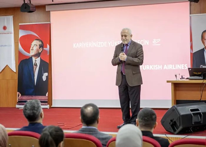 Hakkari üniversitesinde "Uçuş ve Ötesi" konulu konferans düzenlendi