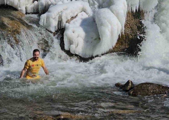 Dondurucu soğuğa rağmen Muradiye Şelalesine girdiler