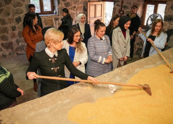 Vali Ali Çelik'in eşi Neziha Çelik Çukurca'ya çıkarma yaptı