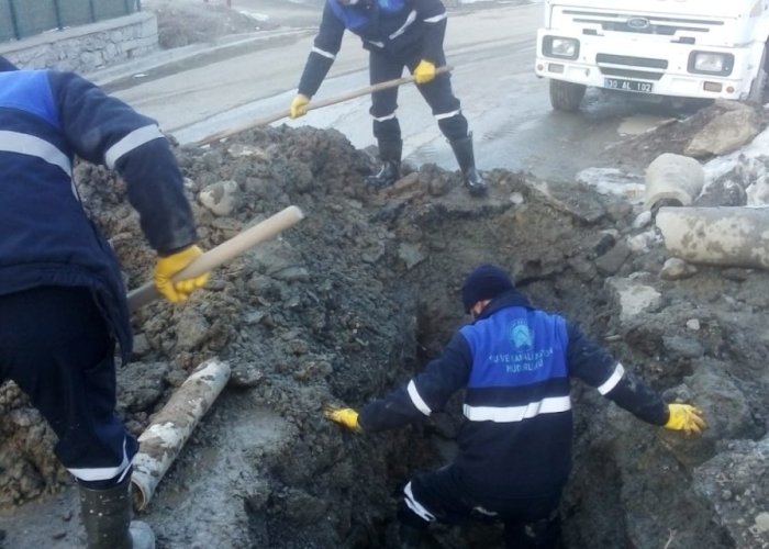 Hakkari’de dondurucu soğuklar su hatlarını vuruyor