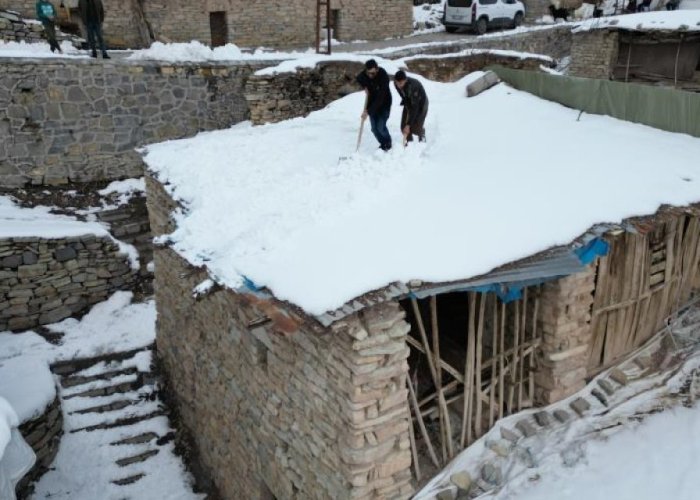 Tarihi taş evlerde kar mesaisi sürüyor