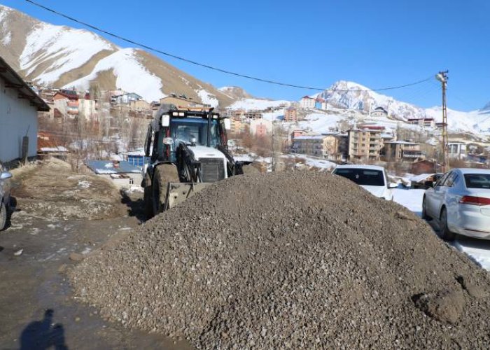 Hakkari’de geçit vermeyen yola PMT döşendi