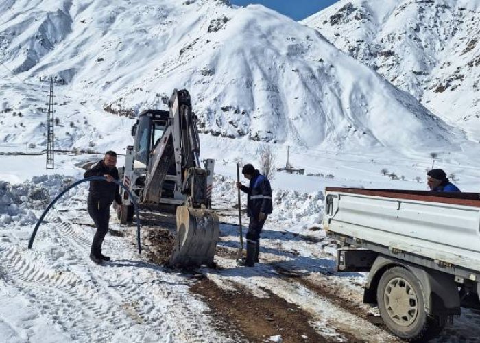 Otluca köy yolunda su arızası ile mücadele