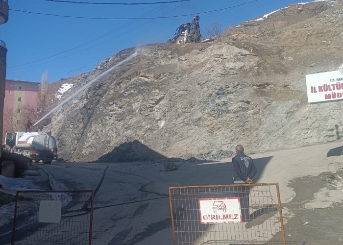 Hakkari’de Tehlike Saçan Kayalar Güvenli Şekilde Kaldırıldı
