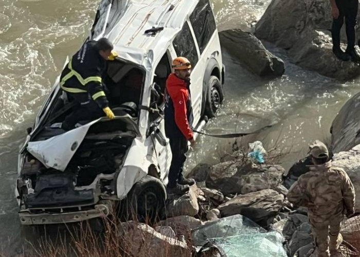 Zap Suyu'na uçan aracın sürücüsü hayatını kaybetti, oğlu yaralandı