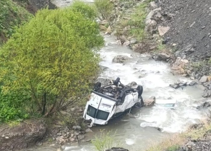 İşçileri taşıyan minibüs dereye yuvarlandı: 2 ölü, 3 yaralı