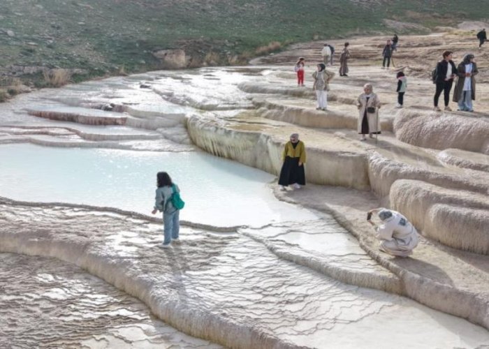 Öğrenciler travertenleri gezerek fotoğraf çektirdi