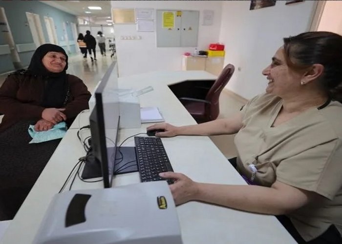 Nezaket Hemşire 30 Yıldır Hastalara Şefkatle Bakıyor