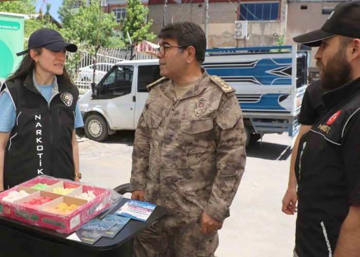 Hakkari’de “En İyi Narkotik Polisi Anne standına açıldı