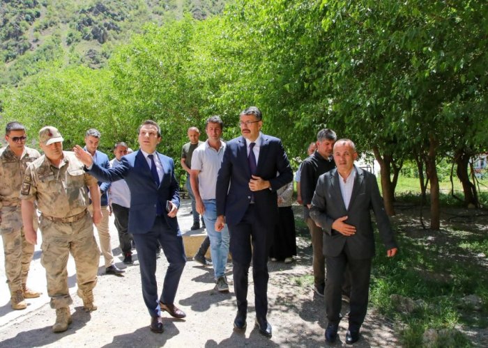 Vali Çelik'ten Çimenli ve Geçitli'ye halı saha müjdesi