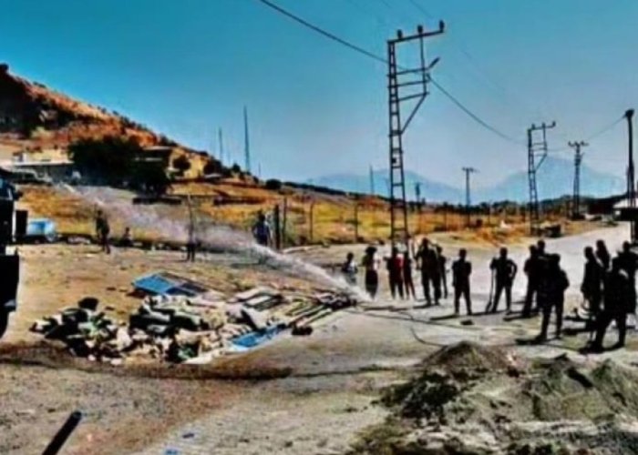 Derecik'te askeri TOMA vatandaşlara su desteği verdi