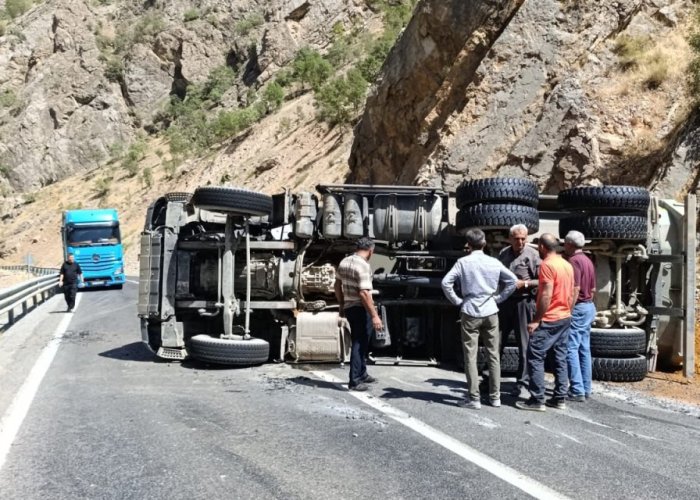 Maden işinde çalışan kamyon yan yattı