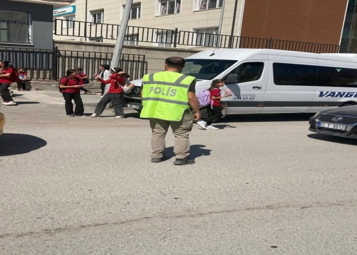 Hakkari Emniyeti çocuklar için görev başında