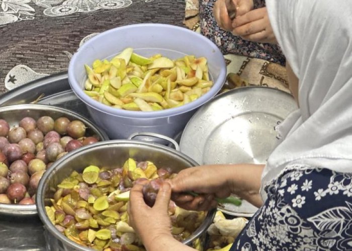 Yüksekova'da Pestil yapımı sürüyor