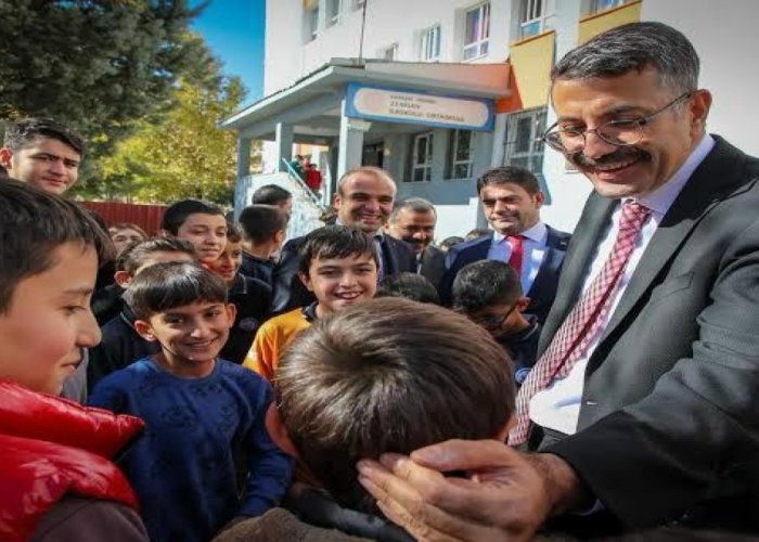 Şule Yüksel Şenler Vakfı’ndan, Hakkârili öğrencilere hediye