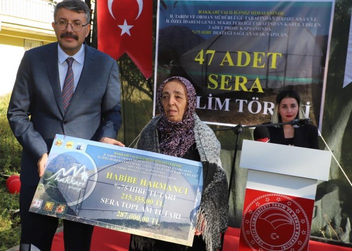 Vali Çelik 18 kadın çiftçiye seraları teslim etti