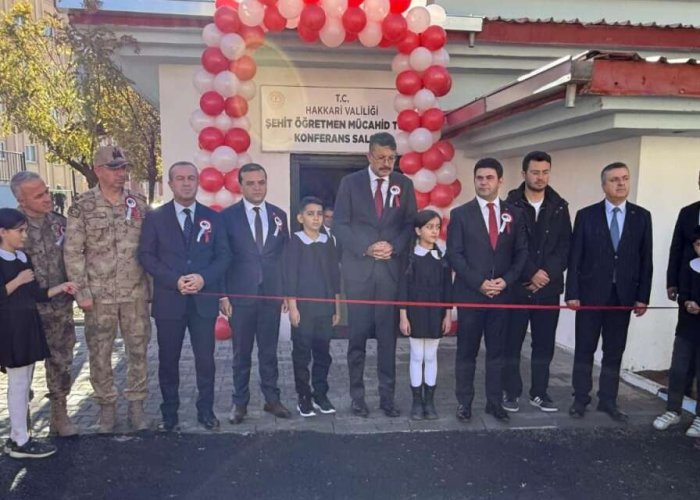 Hakkâri’de yeni Konferans Salonuna Eğitimci Mücahid Tunç’un adı verildi