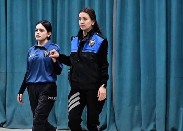 Hakkari polisinden kadın şiddetine karşı tiyatro ve sergi