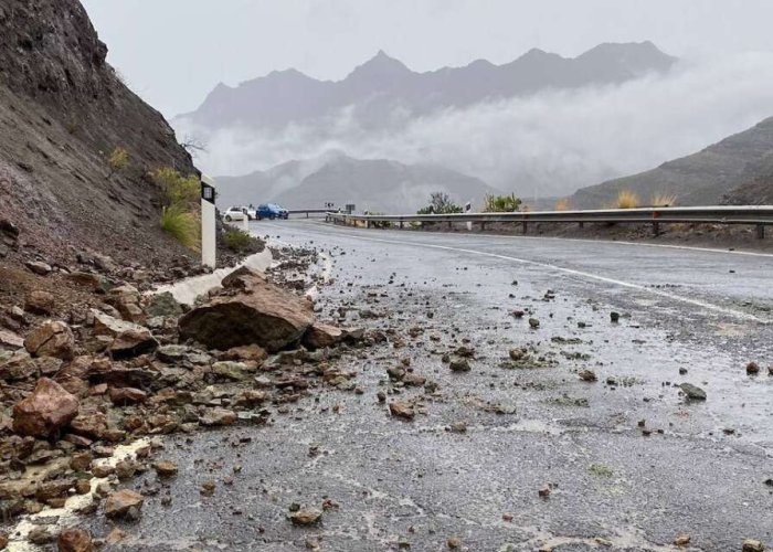 Hakkari-Yüksekova karayoluna düşen kayalar korkuttu