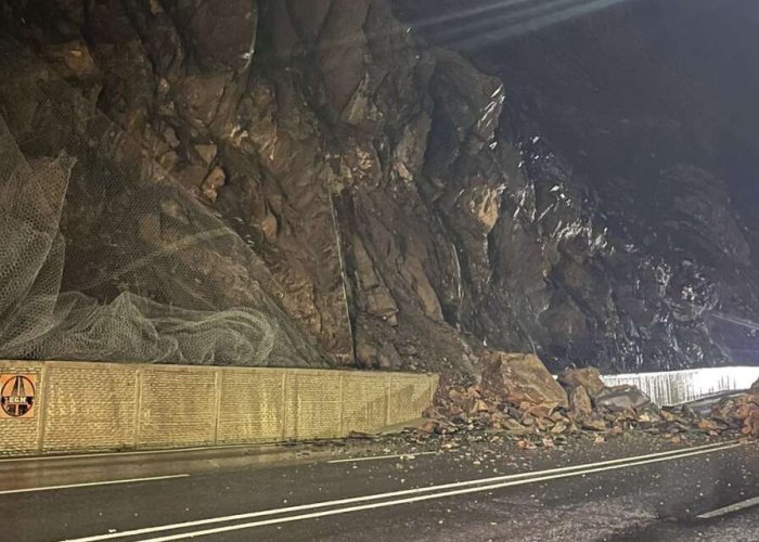 Hakkari Van karayoluna dev kayalar düştü