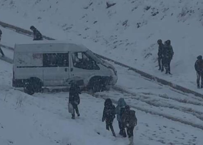 Yüksekova'da kar etkili oldu