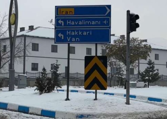 Yüksekova'da hava şartları nedeniyle uçak seferlerini durdurdu