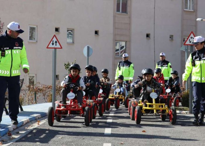 Geleceğin sürücüleri trafik parkurunda