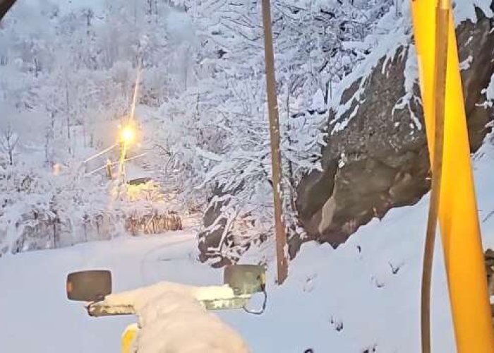 Hakkari Belediyesi gece kar mesaisinde