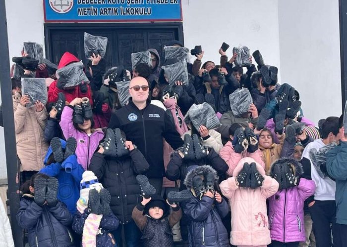 Yüksekova'da 80 çocuğa kışlık bot dağıtıldı