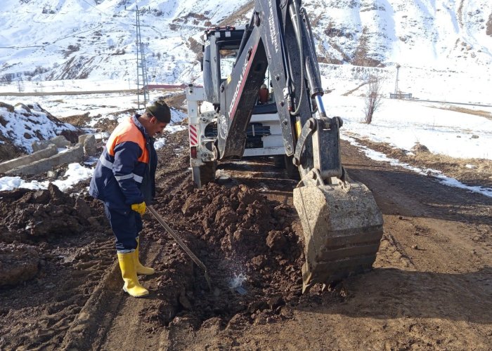 Belediye ekipleri soğuğa meydan okuyor