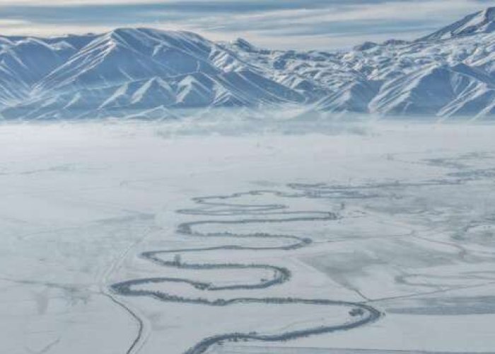Kar altındaki menderesleri hayran bırakıyor