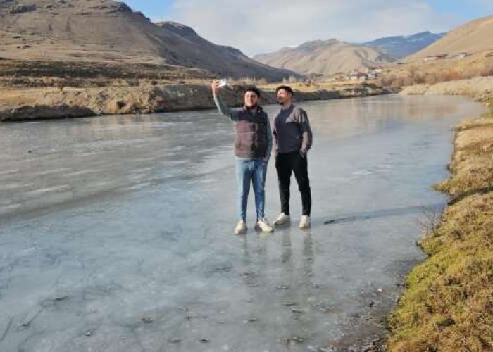 Soğuklar nedeniyle Zilan Çayı dondu