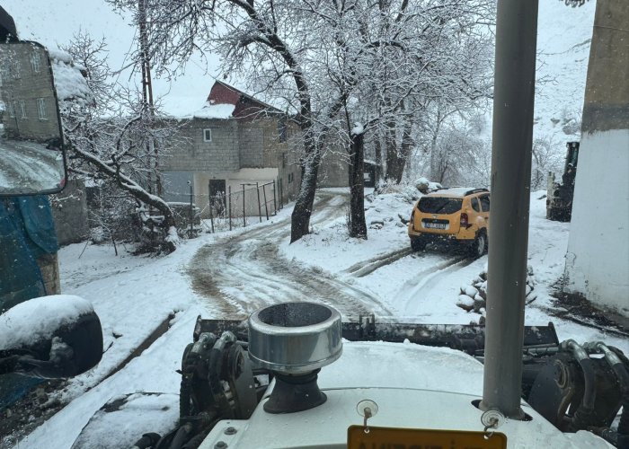 Hakkari’de Kar Alarmı: Belediye Ekipleri 24 Saat Esasına Göre Sahada