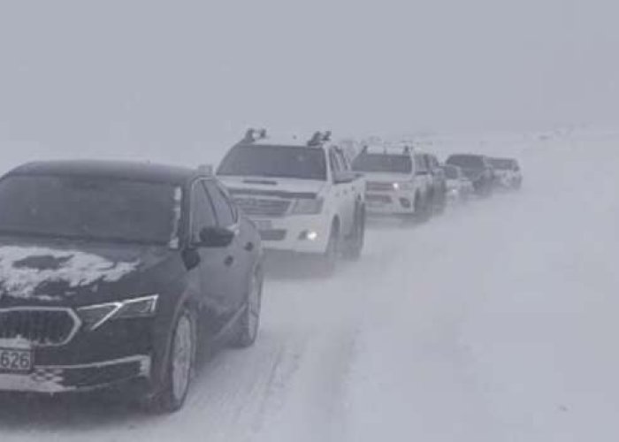 Tipi ve fırtına nedeniyle 50 araç mahsur kaldı