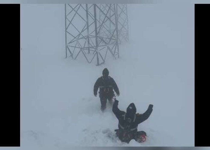 Arızaya giden VEDAŞ ekibi fırtınaya yakalandı
