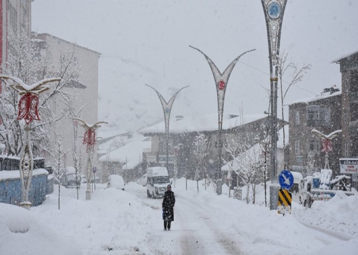 Hakkâri’de yoğun kar yağışı nedeniyle yarın eğitime ara verildi