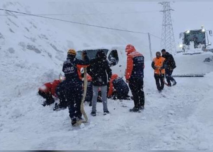 Hakkari'de çığ altında kalan 2 kişiyi AFAD kurtardı