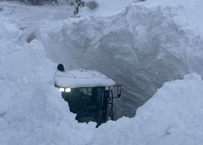 Çukurca yolunda nefes kesen çığ temizliği