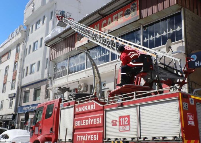 Hakkari’de çatılardaki kar itfaiye yardımıyla temizleniyor