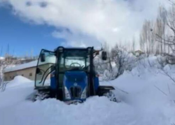 Hastayı kurtarmak için traktörle seferber oldular