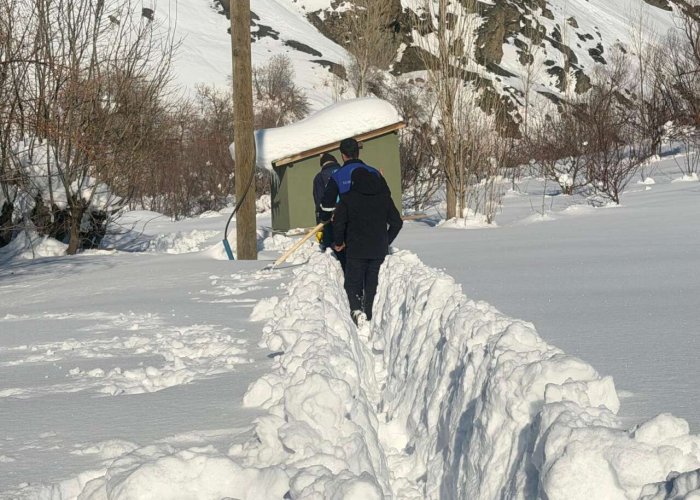 Su arıza ekibi karı deşerek arızaya ulaştı